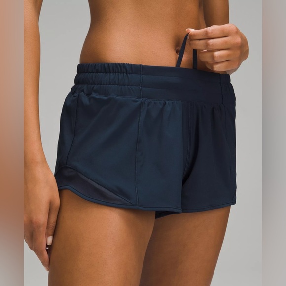 Lululemon women’s 6 navy blue solid Hotty hot 2.5in athletic shorts EUC - Picture 1 of 8